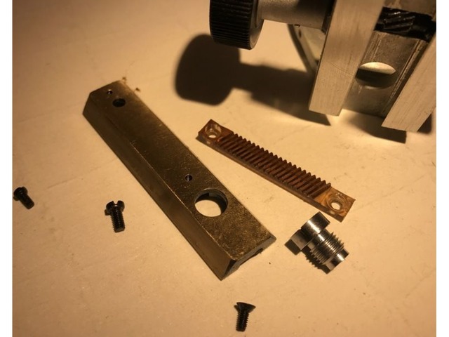 Кронштейн конденсора в комплекте с обратной планкой и зубчатой рейкой регулировки положения креплени